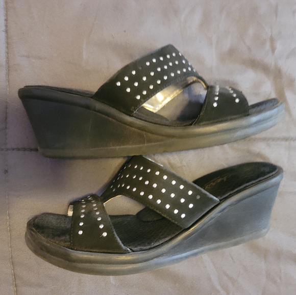 Sz 9 Sketchers suede studded wedge sandal with memory foam sole - Picture 5 of 5